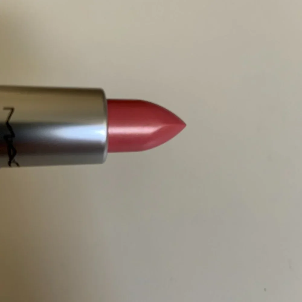 MAC Cosmetics Lustre Lipstick in GIDDY Medium Pink with Pearl Finish Full Size - Picture 3 of 10